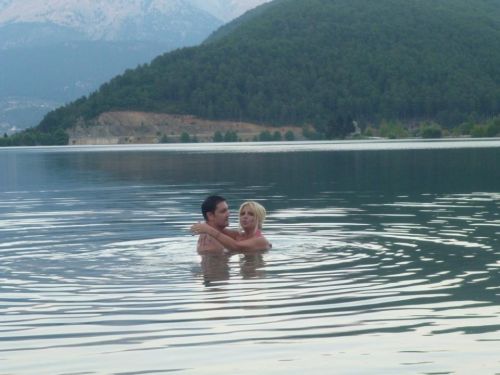 ΔΕΙΤΕ: Σ.Μπεζαντάκου ζει στη δική της Γαλάζια Λίμνη... - Φωτογραφία 2
