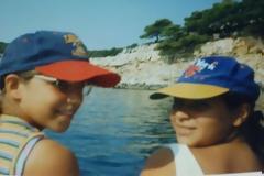 ΔΕΙΤΕ: Αναγνωρίζετε κοριτσάκι με τα γυαλάκια;