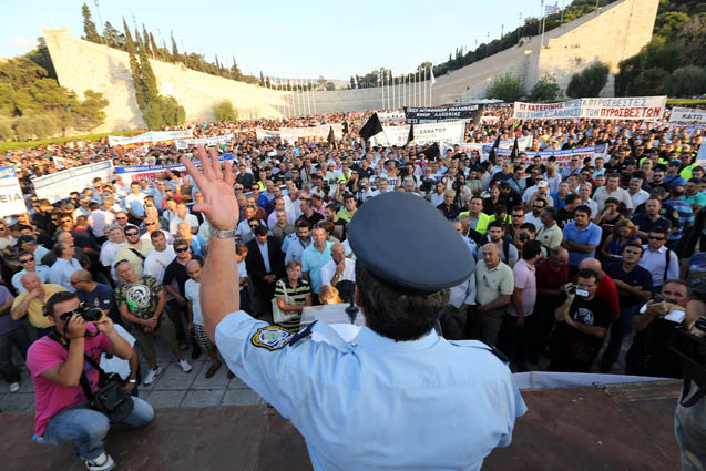 Ένστολοι κρεμάστηκαν ψηλά. Εικόνες σοκ με απρόσμενους πρωταγωνιστές! - Φωτογραφία 4