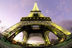 ΔΕΙΤΕ: Ο Πύργος του Άιφελ από… κάτω!