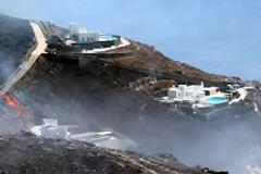 Κινδύνεψαν να γίνουν στάχτη τα εξοχικά Στουρνάρα και Παπαντωνίου στη Σύρο