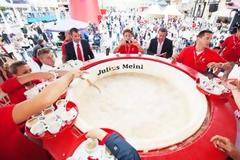 VIDEO: Ρεκόρ Γκίνες για το μεγαλύτερο καπουτσίνο