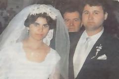 ΔΕΙΤΕ: Φωτογραφίες από το γάμο και τον …βίο της παπαδιάς