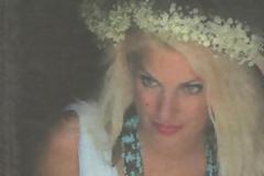 E. Mενεγάκη: Με λευκό φόρεμα και στεφάνι στα μαλλιά στην εκκλησία!