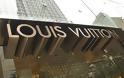 Ο κύριος...Louis Vuitton τρέχει να γλιτώσει από τους φόρους