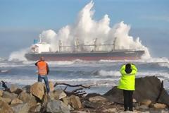 ΔΕΙΤΕ: Η δύναμη της φύσης εξευτελίζει ένα τάνκερ