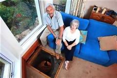 ΔΕΙΤΕ: Ανακάλυψαν πηγάδι κάτω από το σαλόνι τους