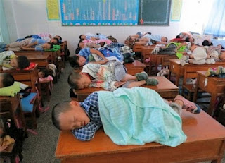Μαθητές υποχρεούνται να κοιμούνται πάνω στα θρανία! - Φωτογραφία 1