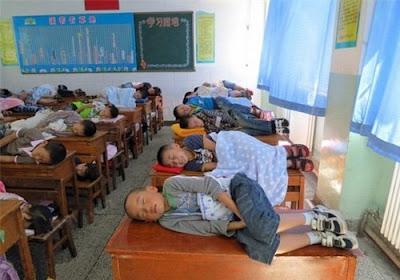 Μαθητές υποχρεούνται να κοιμούνται πάνω στα θρανία! - Φωτογραφία 2