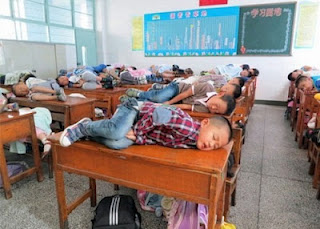 Μαθητές υποχρεούνται να κοιμούνται πάνω στα θρανία! - Φωτογραφία 4