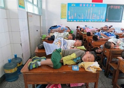Μαθητές υποχρεούνται να κοιμούνται πάνω στα θρανία! - Φωτογραφία 5