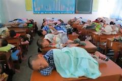 Μαθητές υποχρεούνται να κοιμούνται πάνω στα θρανία!