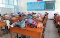 Μαθητές υποχρεούνται να κοιμούνται πάνω στα θρανία! - Φωτογραφία 4