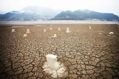 Απόκοσμες εικόνες - Νεκροταφείο ξεπροβάλλει στο βυθό της λίμνης!