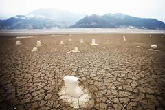 Νεκροταφείο ξεπροβάλλει στο βυθό της λίμνης!