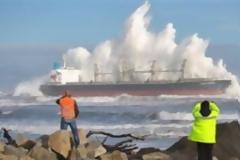 Η δύναμη της φύσης εξευτελίζει ένα τάνκερ - Απίστευτες φωτογραφίες