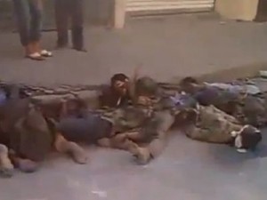 VIDEO-ΣΟΚ: Εκτέλεσαν 20 στρατιώτες δεμένους πισθάγκωνα οι αντάρτες - Φωτογραφία 1