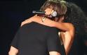 Πασίγνωστος Έλληνας τραγουδιστής φιλάει παθιασμένα γνωστή τραγουδίστρια