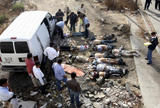 Βρέθηκαν 16 πτώματα μέσα σε φορτηγάκι στο βόρειο Μεξικό - Φωτογραφία 1