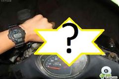 Απίστευτο! Δείτε τι βρήκε μέσα στην μοτοσυκλέτα του.... Δεν πάει με τίποτα ο νου σας! [PICS]