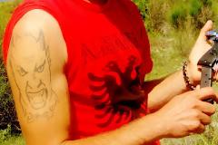 Αυτός πυροβολούσε την ελληνική σημαία! Δείτε τον!