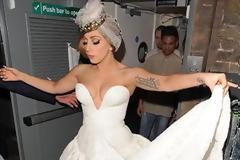 Η Lady Gaga διασκέδασε σε club ντυμένη νύφη