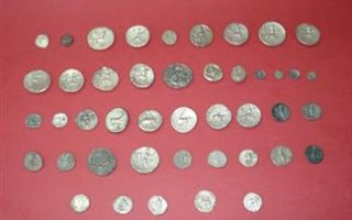 Αρχαία νομίσματα μεγάλης αξίας εντόπισε ο ΣΔΟΕ μέσα σε κοσμηματοπωλείο - Φωτογραφία 1