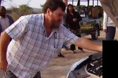 Πάντα να προσέχετε πριν ανοίγετε το καπό του αυτοκινήτου!