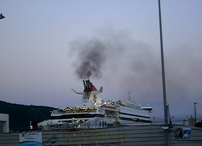 Στέλνουν μηνύματα πρόκλησης τα φουγάρα των πλοίων στην Ηγουμενίτσα [video] - Φωτογραφία 2