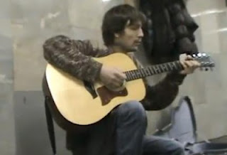 Ρώσος μουσικός του δρόμου τραγουδάει όπως ο Kurt Cobain! [video] - Φωτογραφία 1