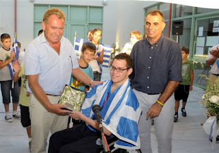Ο Δήμος Σαρωνικού υποδέχθηκε και τίμησε  τον Παραολυμπιονίκη Άρη Μακροδημήτρη - Φωτογραφία 1