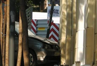 Aυτοκίνητο...μπούκαρε στην Τράπεζα Πειραιώς στο Αγρίνιο - Φωτογραφία 1