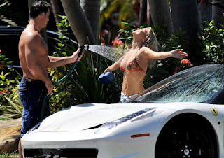 Η Joanna Krupa ξέρει να πλένει σωστά μια Ferrari! - Φωτογραφία 1
