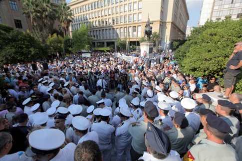Στους δρόμους και οι στρατιωτικοί Ενστολη διαμαρτυρία των αξιωματικών στην Αθήνα κατά των περικοπώνι - Φωτογραφία 1