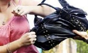 Αγρίνιο: Της άρπαξαν την τσάντα με το... καλημέρα - Φωτογραφία 1