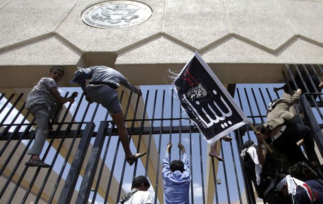 Εισβολή φανατικών ισλαμιστών διαδηλωτών και στην αμερικανική πρεσβεία στην Υεμένη - Φωτογραφία 1