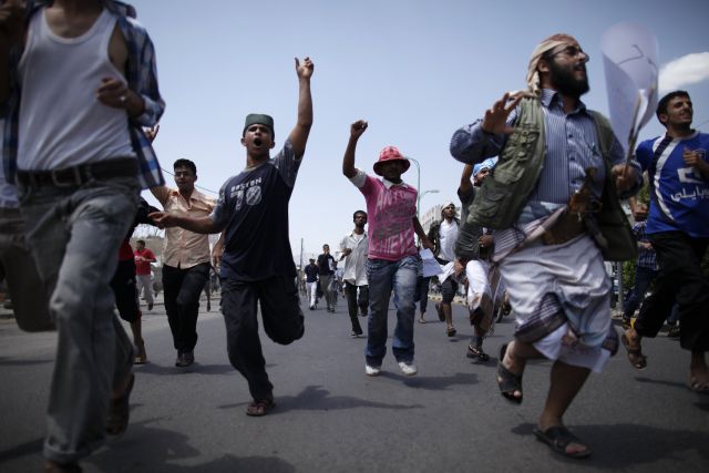 Εισβολή φανατικών ισλαμιστών διαδηλωτών και στην αμερικανική πρεσβεία στην Υεμένη - Φωτογραφία 2