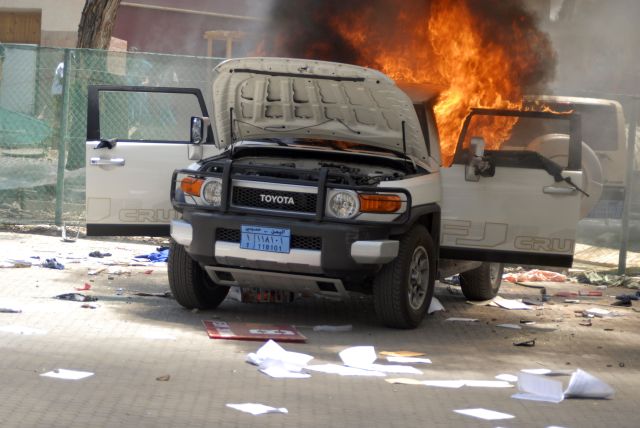 Εισβολή φανατικών ισλαμιστών διαδηλωτών και στην αμερικανική πρεσβεία στην Υεμένη - Φωτογραφία 3