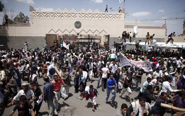 Εισβολή φανατικών ισλαμιστών διαδηλωτών και στην αμερικανική πρεσβεία στην Υεμένη - Φωτογραφία 4