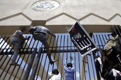 Εισβολή φανατικών ισλαμιστών διαδηλωτών και στην αμερικανική πρεσβεία στην Υεμένη