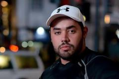 Ο άνδρας με τους μεγαλύτερους δικέφαλους μυς στον κόσμο