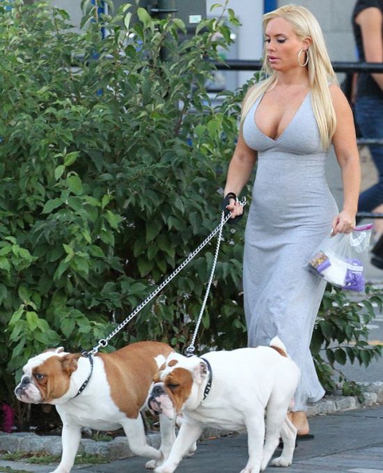 Ε, ΔΕΝ ΥΠΑΡΧΕΙ! Δες τι φόρεσε για να βγάλει βόλτα τα σκυλιά της! - Φωτογραφία 2