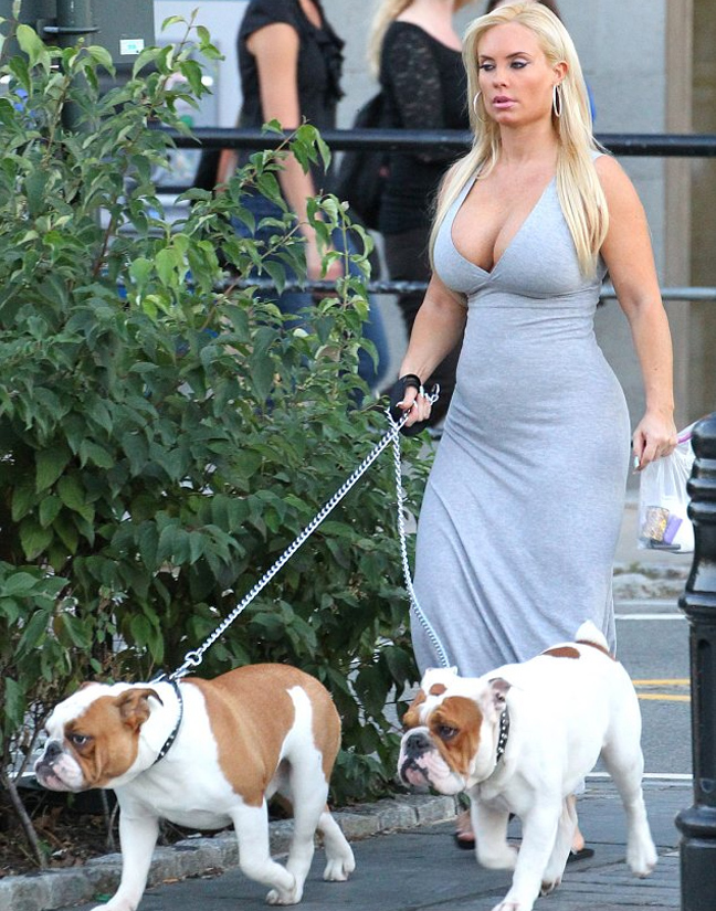 Ε, ΔΕΝ ΥΠΑΡΧΕΙ! Δες τι φόρεσε για να βγάλει βόλτα τα σκυλιά της! - Φωτογραφία 4