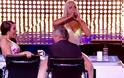 Διαγωνιζόμενη του X-Factor Βρετανίας καβαλάει τους κριτές και τους παρενοχλεί σεξουαλικά!