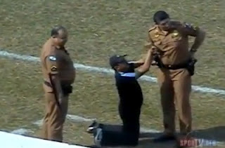 Βίντεο: προπονητής ζήτησε να… τον συλλάβουν! - Φωτογραφία 1