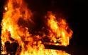 Ημιφορτηγάκι στο Περιστέρι τυλίχθηκε στις φλόγες!