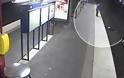 ΣΟΚΑΡΙΣΤΙΚΟ VIDEO: Έκλεψε μεθυσμένο που είχε πέσει στις γραμμές και τον πάτησε το Μετρό!