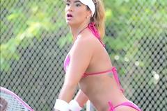 ΔΕΙΤΕ: Η Jennifer Nicole Lee δείχνει το σωστό γδύσιμο, για να παίξει μια κοπέλα τέννις!