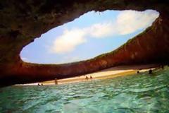 Μια παραλία κρυμμένη στο εσωτερικό ενός βουνού