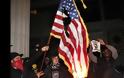 Άγκυρα: Έκαψαν την αμερικανική σημαία έξω από την πρεσβεία των ΗΠΑ